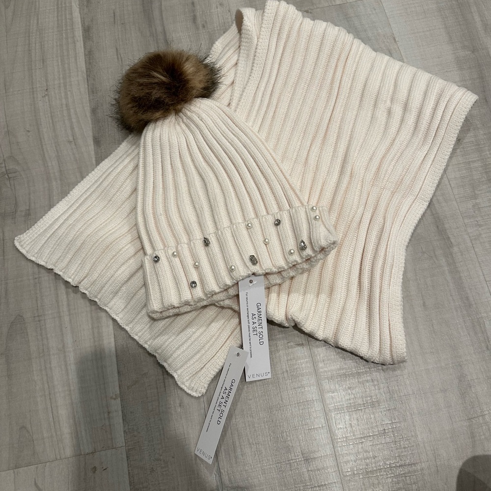 NWT VENUS Matching Pom Pom Hat and Scarf